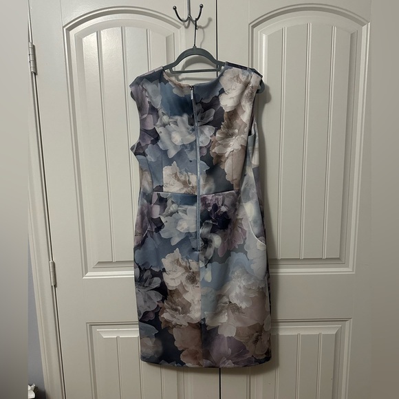 Calvin Klein Dress
Floral
Size 16 - Picture 2 of 3